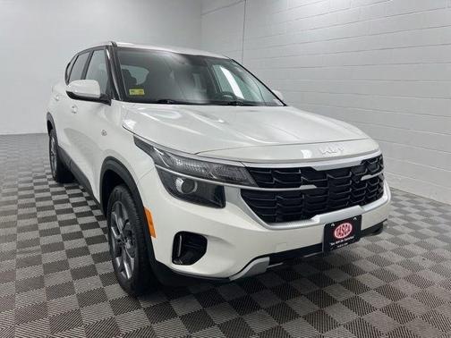 Snow White Pearl 2024 Kia Seltos LX