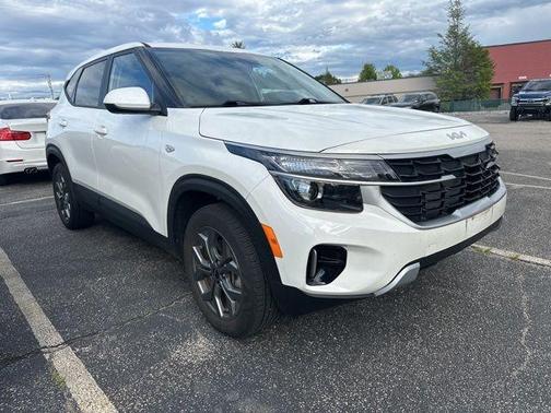 Snow White Pearl 2024 Kia Seltos LX