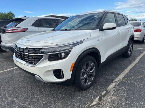 Snow White Pearl 2024 Kia Seltos LX
