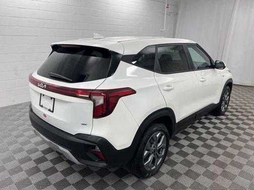 Snow White Pearl 2024 Kia Seltos LX