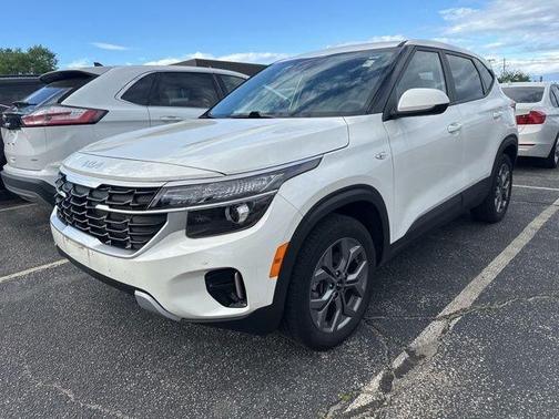 Snow White Pearl 2024 Kia Seltos LX