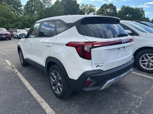 Snow White Pearl 2024 Kia Seltos LX