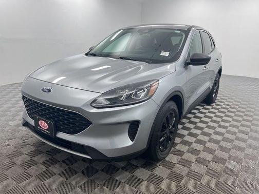 Silver Metallic 2022 Ford Escape SE