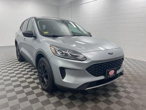 Silver Metallic 2022 Ford Escape SE