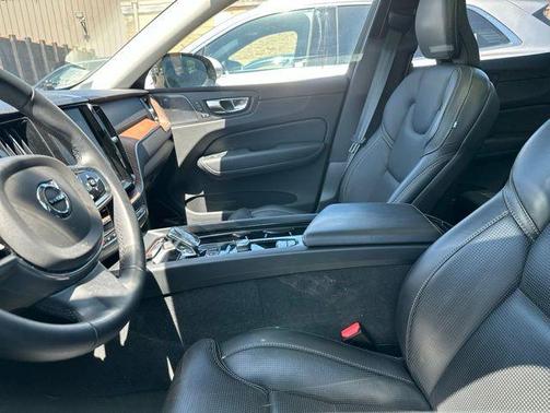 Metallic 2024 Volvo XC60 B5 Ultimate Dark Theme