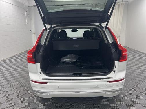2023 Volvo XC60 Recharge Plug-In Hybrid T8 Plus Bright Theme