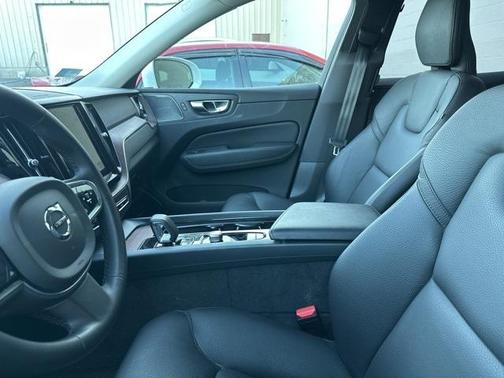 2023 Volvo XC60 Recharge Plug-In Hybrid T8 Plus Bright Theme