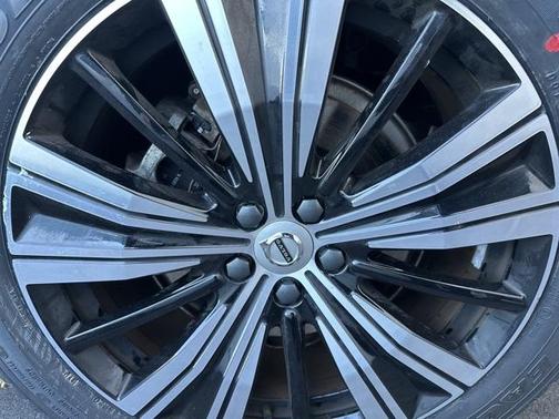 2023 Volvo XC60 Recharge Plug-In Hybrid T8 Plus Bright Theme