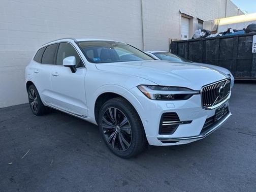 2023 Volvo XC60 Recharge Plug-In Hybrid T8 Plus Bright Theme
