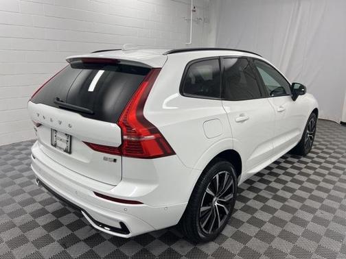 2023 Volvo XC60 B5 Plus Dark Theme