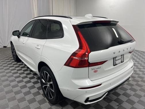 2023 Volvo XC60 B5 Plus Dark Theme