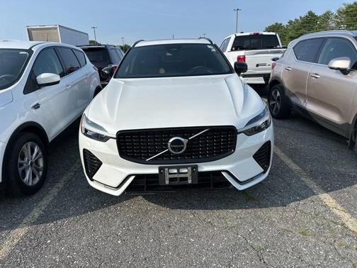 2023 Volvo XC60 B5 Plus Dark Theme