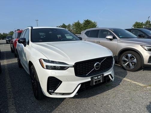 2023 Volvo XC60 B5 Plus Dark Theme