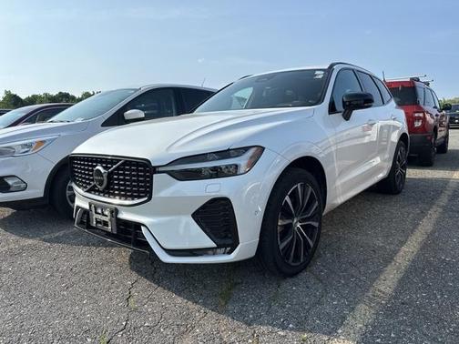2023 Volvo XC60 B5 Plus Dark Theme