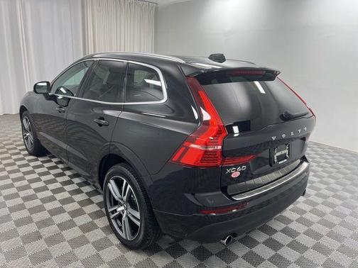 Onyx Black Metallic 2021 Volvo XC60 T5 Momentum