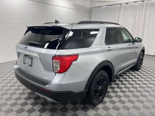 Iconic Silver Metallic 2024 Ford Explorer XLT