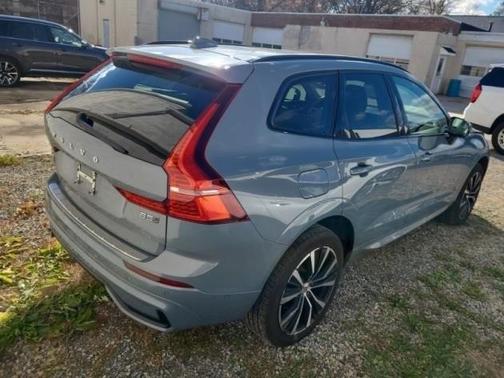 2023 Volvo XC60 B5 Plus Dark Theme