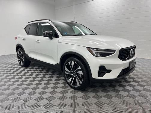 2023 Volvo XC40 B5 Plus Dark Theme