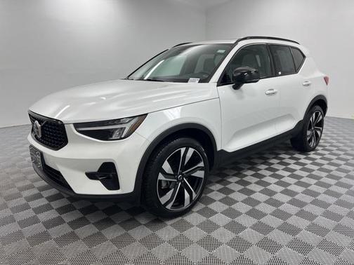 2023 Volvo XC40 B5 Plus Dark Theme