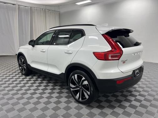 2023 Volvo XC40 B5 Plus Dark Theme