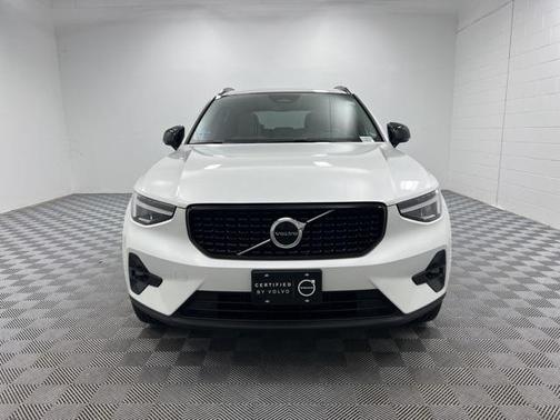 2023 Volvo XC40 B5 Plus Dark Theme