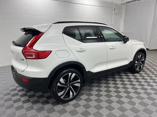 2023 Volvo XC40 B5 Plus Dark Theme