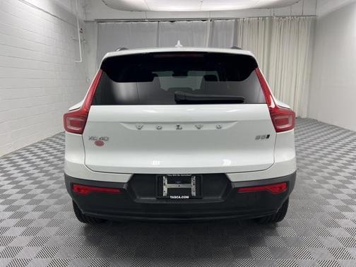2023 Volvo XC40 B5 Plus Dark Theme