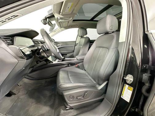 Mythos Black Metallic 2023 Audi e-tron Premium Plus quattro