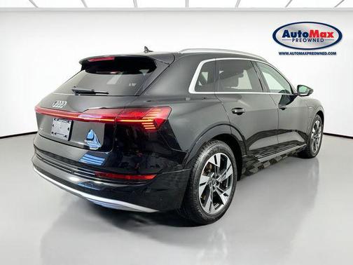 Mythos Black Metallic 2023 Audi e-tron Premium Plus quattro
