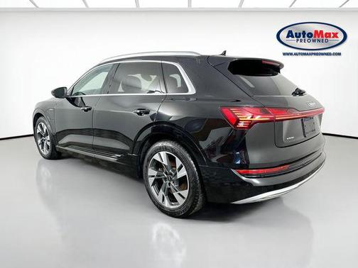 Mythos Black Metallic 2023 Audi e-tron Premium Plus quattro