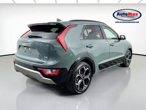 Cityscape Green 2023 Kia Niro Touring