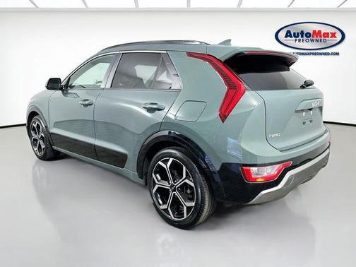 Cityscape Green 2023 Kia Niro Touring