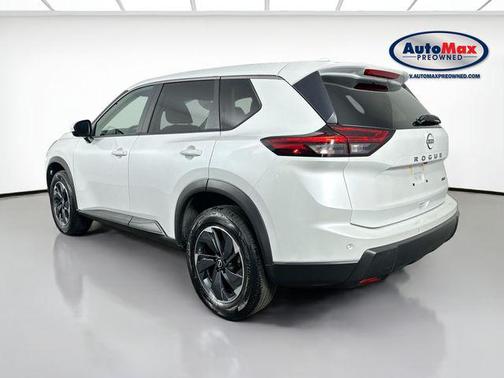 Everest White Pearl 2025 Nissan Rogue SV