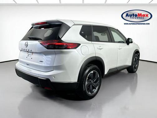 Everest White Pearl 2025 Nissan Rogue SV