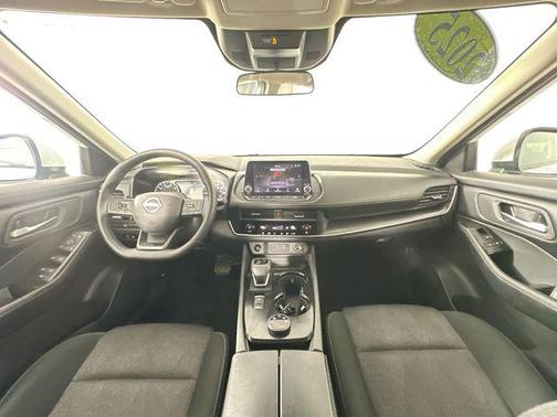 Everest White Pearl 2025 Nissan Rogue SV
