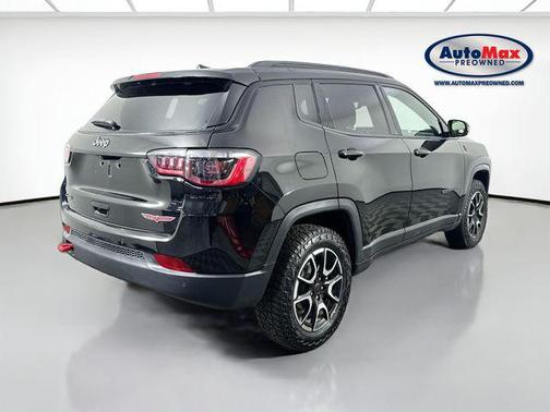 Diamond Black Crystal Pearlcoat 2025 Jeep Compass Trailhawk