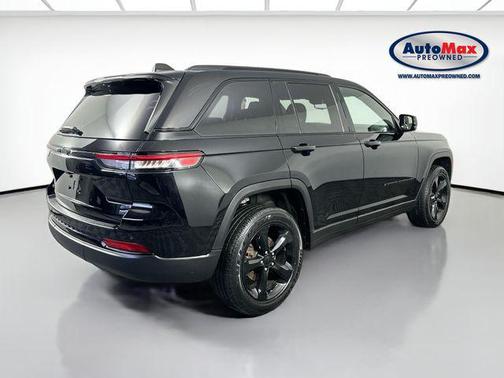 Diamond Black Crystal Pearlcoat 2023 Jeep Grand Cherokee Altitude