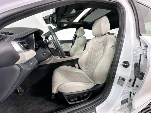 Uyuni White 2023 Genesis G70 3.3T AWD