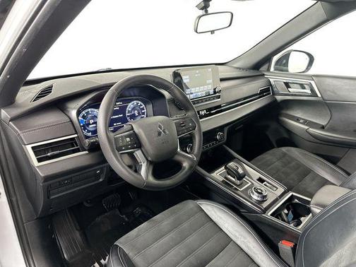 White Diamond 2024 Mitsubishi Outlander SE S-AWC
