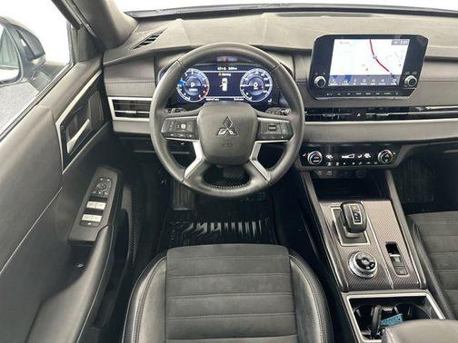 White Diamond 2024 Mitsubishi Outlander SE S-AWC