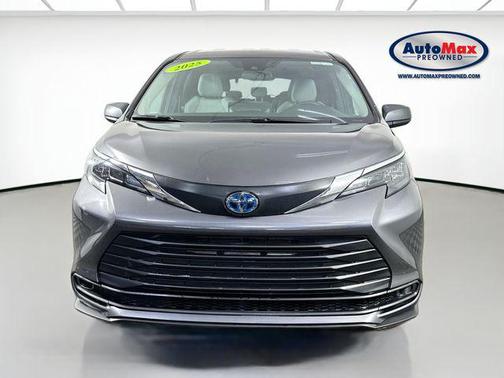2025 Toyota Sienna LE
