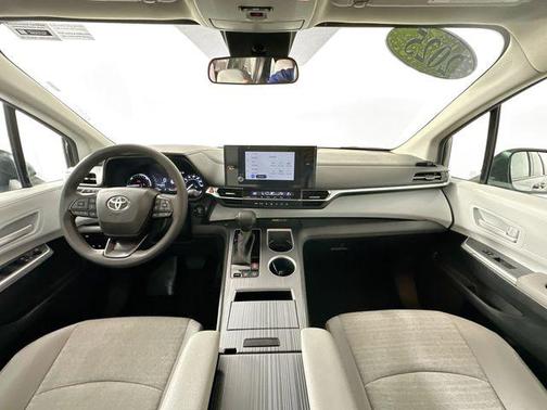 2025 Toyota Sienna LE