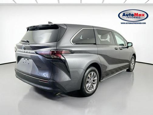 2025 Toyota Sienna LE