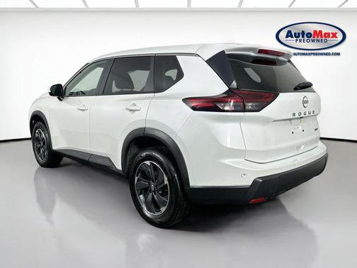 Everest White Pearl 2025 Nissan Rogue SV