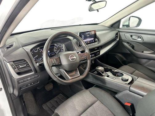 Everest White Pearl 2025 Nissan Rogue SV
