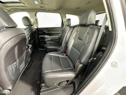 Glacial White Pearl 2024 Kia Telluride S