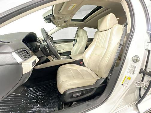 Platinum White Pearl 2019 Honda Accord Touring 2.0T