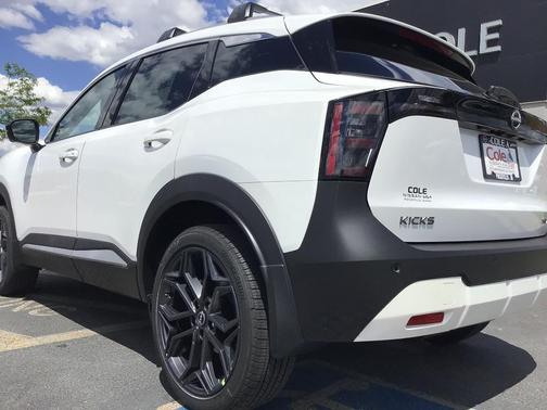 Aspen White Tri 2026 Nissan Kicks SR