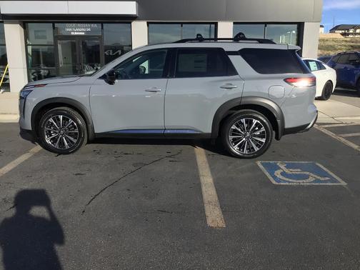 2026 Nissan Pathfinder Platinum