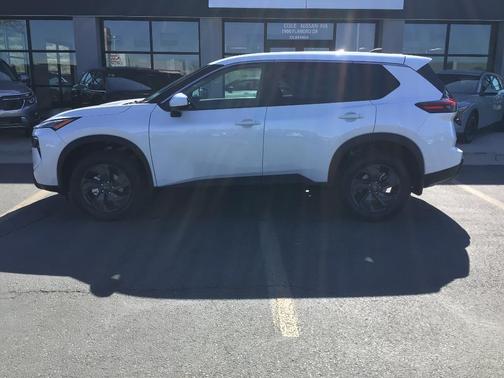 Everest White P 2026 Nissan Rogue SV